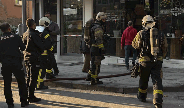 Kocaeli'de depoda başlayan yangın mahallede paniğe yol açtı