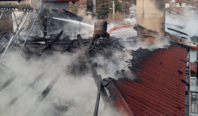 Kütahya'da çıkan yangında evin çatısı hasar gördü