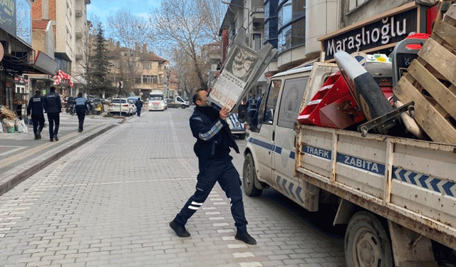 Kütahya'da n duba ve reklam panoları toplanıyor