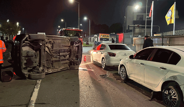 Tekirdağ'da otomobil park halindeki araçlara çarpıp yan yattı