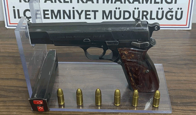 Tekirdağ'da ruhsatsız tabanca taşıyan 2 şahıs polis engeline takıldı