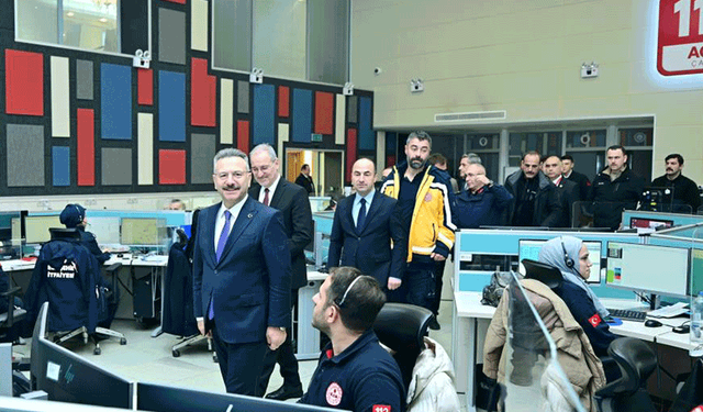 Vali Aksoy, 112 Acil Çağrı Merkezi personelinin yeni yılını kutladı