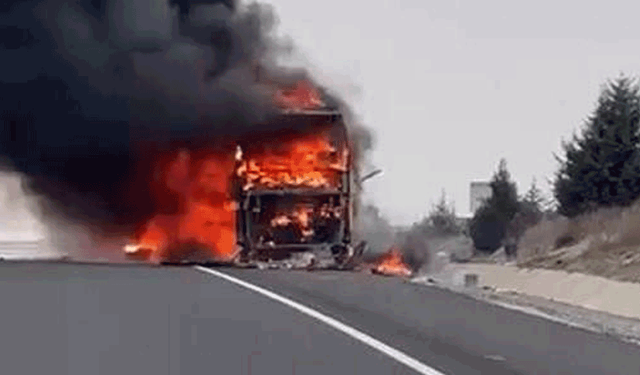 Yolcu otobüsü alev alev yandı: 25 yolcu son anda kurtuldu