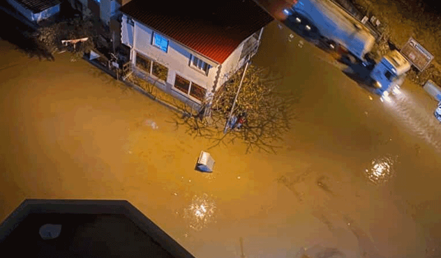 Adana’da sağanak yağmur hayatı felç etti