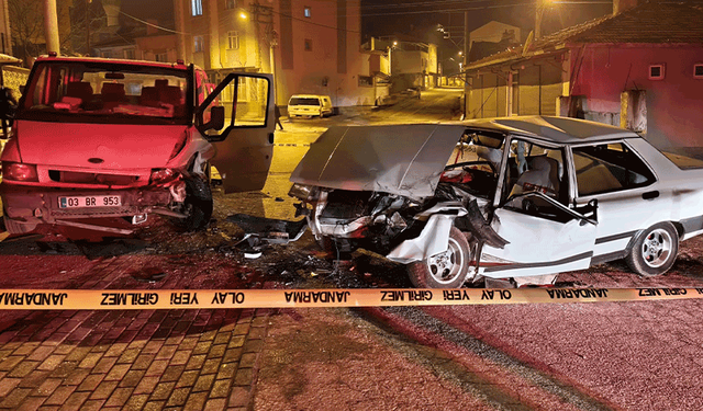 Afyon'da kamyonet ve otomobil çarpıştı: 3 yaralı