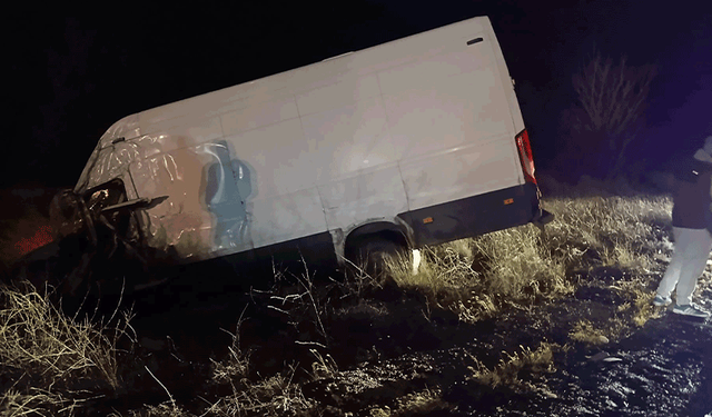 Afyon’da minibüs şarampole devrildi: 2 yaralı