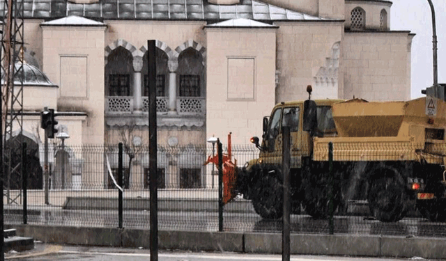 Ankara'da kar ve karla karışık yağmur etkili oldu