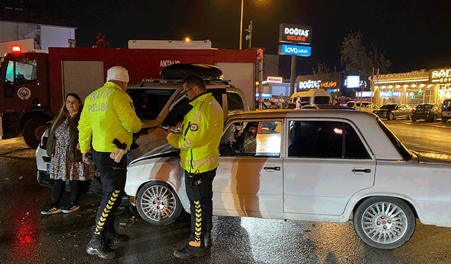 Antalya iki otomobilin çarpıştığı ve 3 kişinin yaralandığı kaza anı kamerada