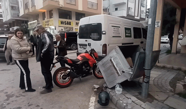 Antalya'da kamyonet ile motosiklet çarpıştı: 1 yaralı