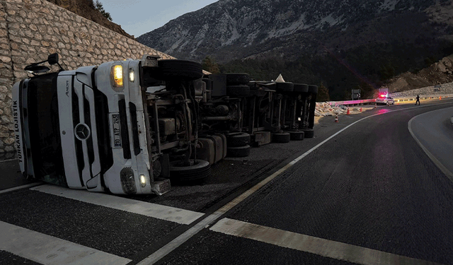 Antalya'da karayolunda yem yüklü tır devrildi: 2 yaralı