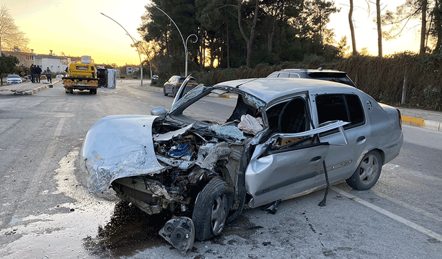 Antalya'da midibüs ile otomobil çarpıştı: 3 yaralı