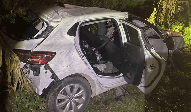 Bilecik'te bir otomobil tırlara çarptı: 2 yaralı