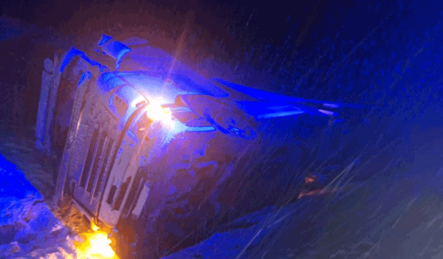 Bilecik'te yoğun kar yağışta kayan tır devrildi, sürücü yaralandı