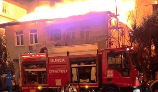 Bursa'da iki katlı evin çatısı alevlere teslim oldu
