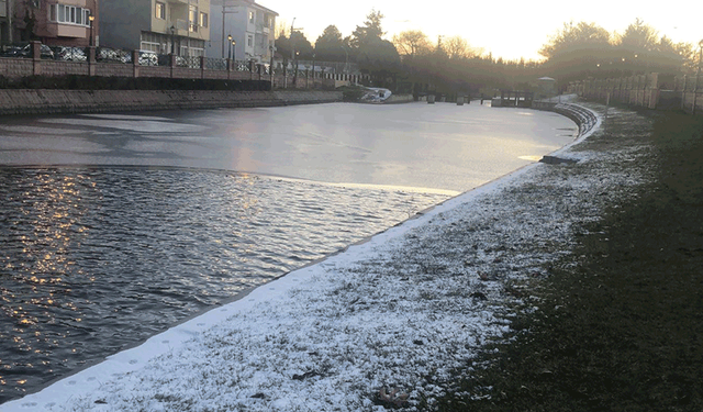 Buz tutan Porsuk Çayı’nda kartpostallık görüntüler