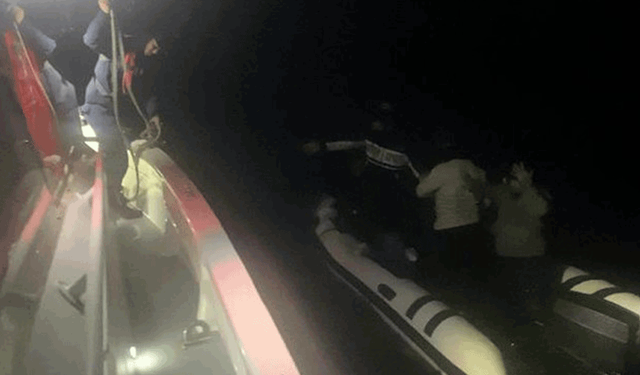 Çanakkale’de arızalanan lastik botla sürüklenen 8 kaçak göçmen kurtarıldı