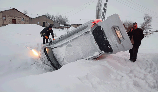 Elazığ'da karda kayan hafif ticari araç devrildi: 2 yaralı