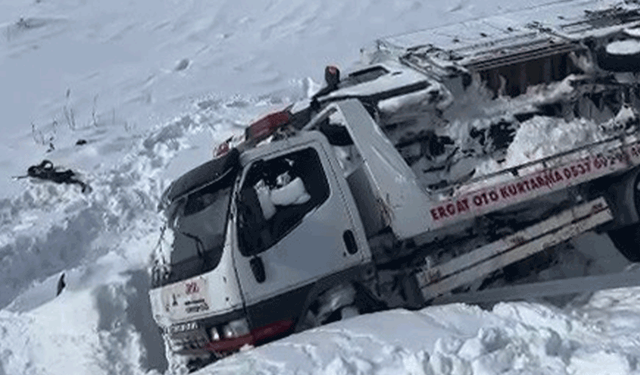 Erzurum'da çekici taşıdığı araç ile şarampole devrildi