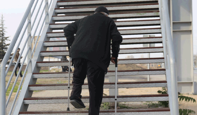 Gündoğdu Mahallesi’nde üst geçit çilesi: Yaşlılar ve engelliler mağdur oluyor