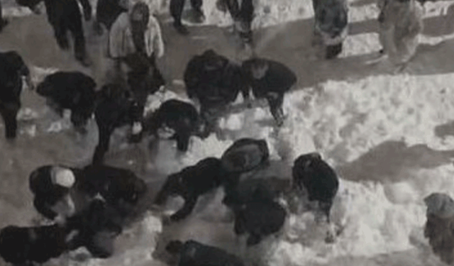 Hakkâri’de çatıdan düşen kar kütlesinin altında kalan öğrenci yaralandı