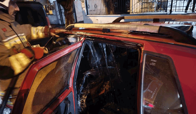 Hatay'da park halindeki otomobilde yangın