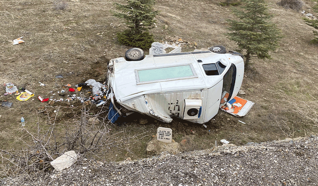 Isparta'da kontrolden çıkan otomobil şarampole yuvarlandı: 3 yaralı