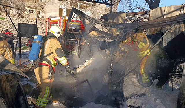 Kahramanmaraş'ta konteyner çarşıda yangın: 3 konteyner ile 3 araç kül oldu