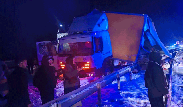 Kars'ta otobüs kamyona çarpı: 9 yaralı