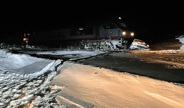 Kars'ta yük treni otomobile çarptı: 1 yaralı