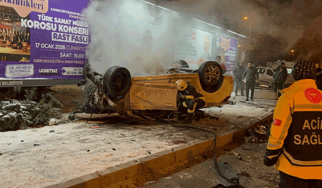 Kayseri'de kaza sonrası alev alan otomobilde can pazarı: 2'si ağır 3 yaralı