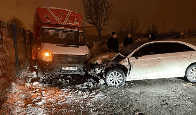 Kayseri'de otomobil kamyonetle kafa kafaya çarpıştı: 3 yaralı