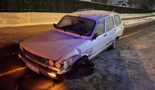 Kayseri'de refüje çarpan otomobilde sürücü yaralandı
