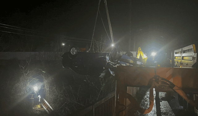 Kocaeli'de otomobil çaya uçtu: Baba ve oğlu öldü