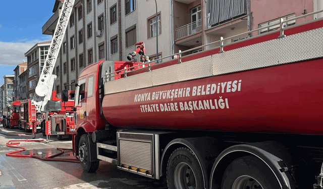 Konya'da apartmanın çatısında çıkan yangın korkuttu