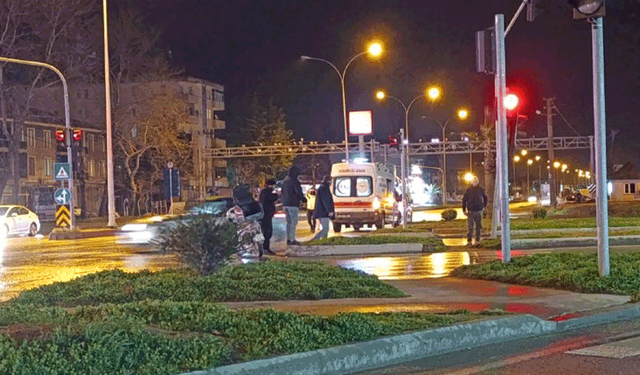 Sakarya'da otomobil ile motosiklet çarpıştı: 2 yaralı