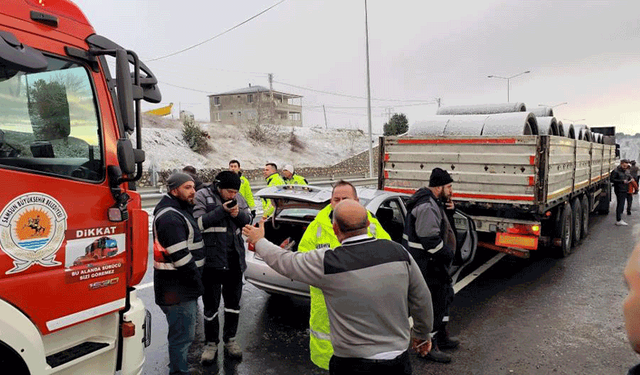 Samsun'da yolcu midibüsü kazazede aileye çarpt