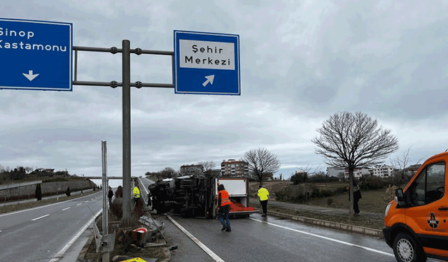 Sinop'ta kamyonet devrildi