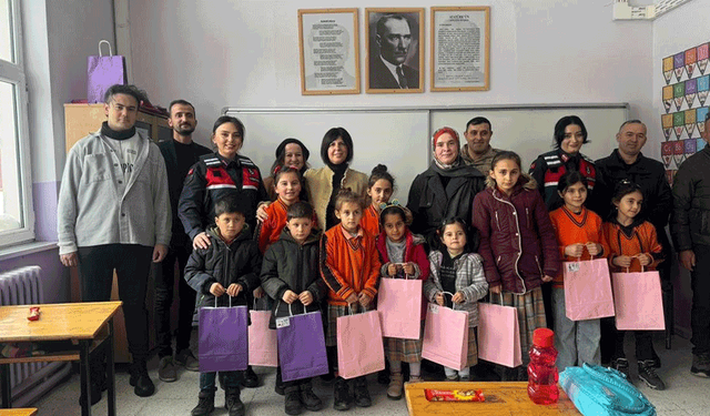 Sivas'ta jandarmadan öğrencilere karne sürprizi
