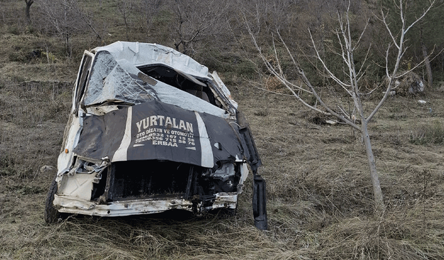 Tokat'ta şarampole devrilen minibüs hurda yığınına döndü: 1 yaralı