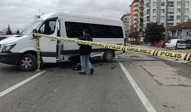 Afyon’da okul servisiyle çarpışan motosiklet parçalandı