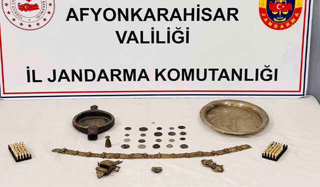 Afyon'da tarihi eser operasyonu: 24 sikke ve obje bulundu