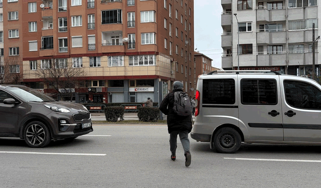 Alanönü’nde araçların arasından geçti