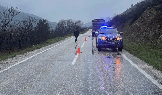 Bilecik'te arızalanan tır yolu tek şeride düşürdü