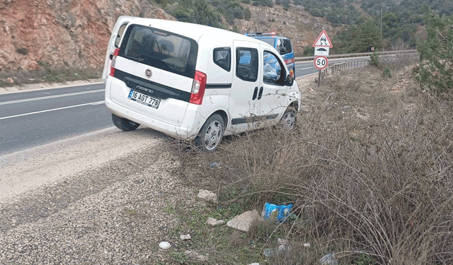 Bilecik'te kontrolden çıkan otomobil refüje çarptı: 1 yaralı