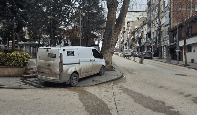 Bilecik'te yaya yolunu araçla kapatan sürücüye vatandaşlardan