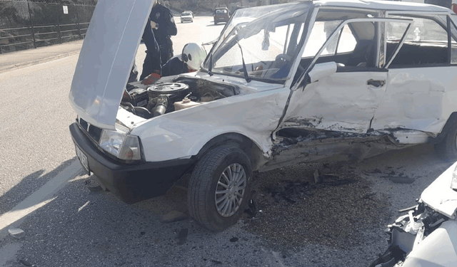 Eskişehir yolunda iki araç çarpıştı: 4 yaralı var