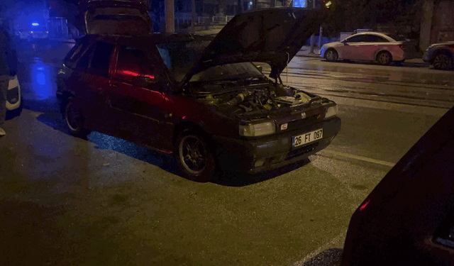 Eskişehir'de dumanların yükseldiği araç kullanılamaz hale geldi