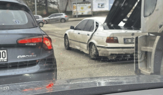 Eskişehir’de facianın eşiğinden: Demirler otomobile ok gibi saplandı