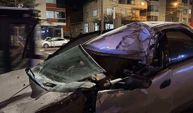 Eskişehir'de feci kaza: Tıra çarpan sürücü araçta sıkıştı