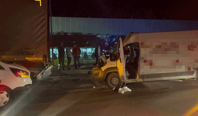 Eskişehir’de panelvan araç tıra ok gibi saplandı: 2 ağır yaralı